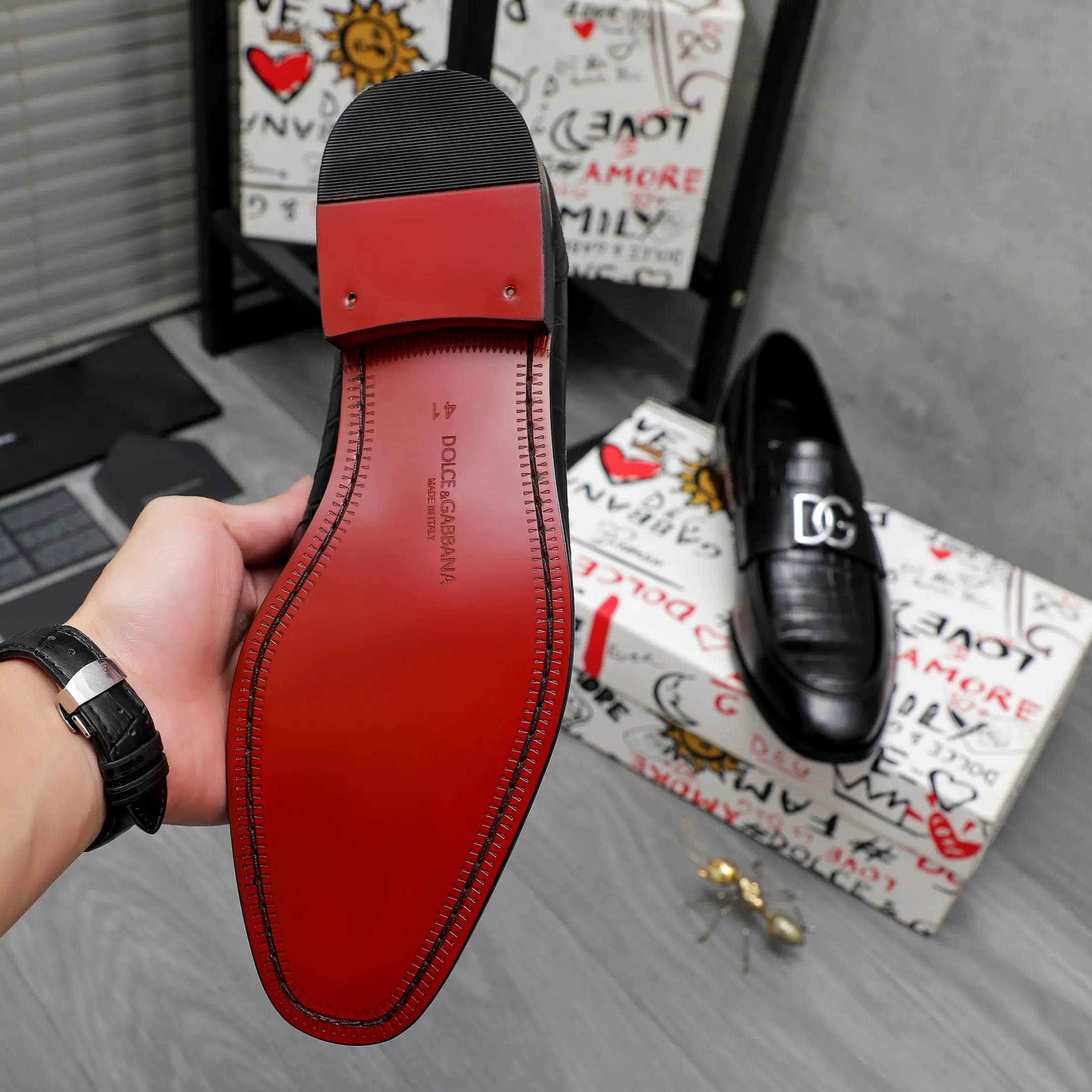 Men's shoes 💰500 Product trademark: DG (Dolce & Gabbana) business casual leather shoes Regular size: 38-45 (45 is custom-made and non-returnable) Product materials: Selected high-quality stone grain cowhide upper, cowhide lining, original outsole